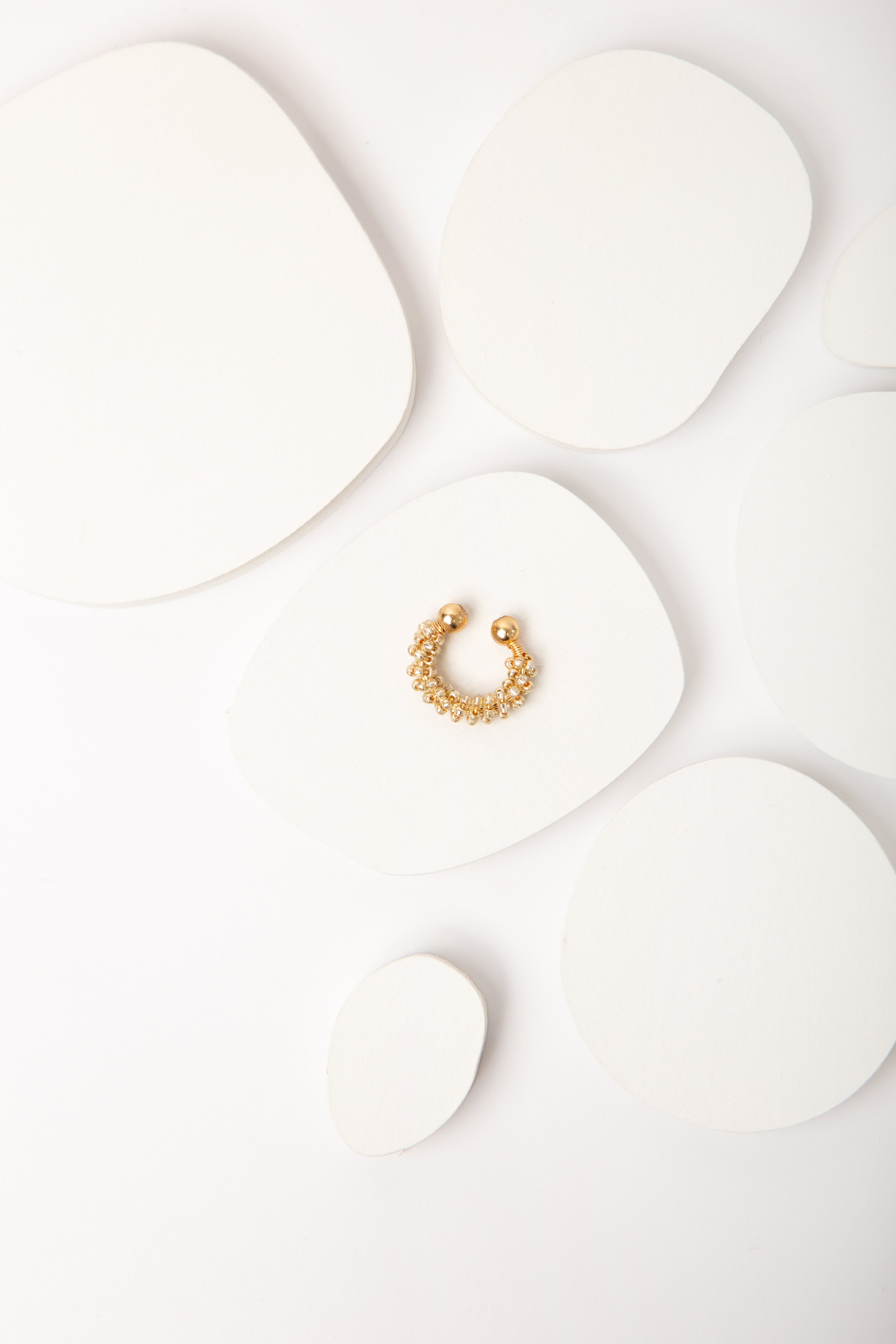 EARCUFF CUBIERTO MOSTACILLAS