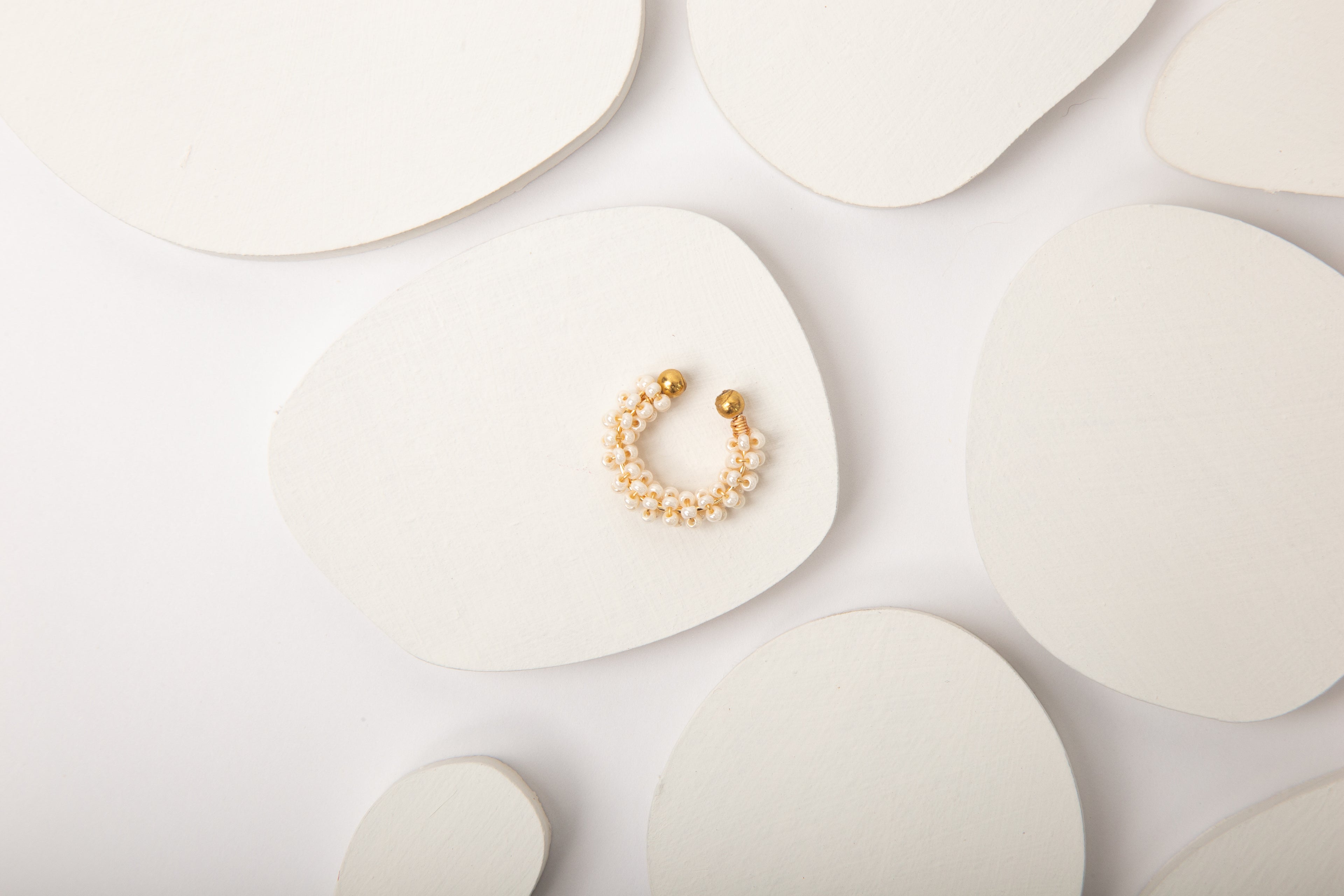 EARCUFF CUBIERTO MOSTACILLAS